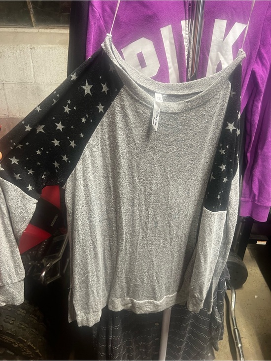 NY Collection Tops - NY Collection Gray Top with Black Star-Print Raglan Sleeves